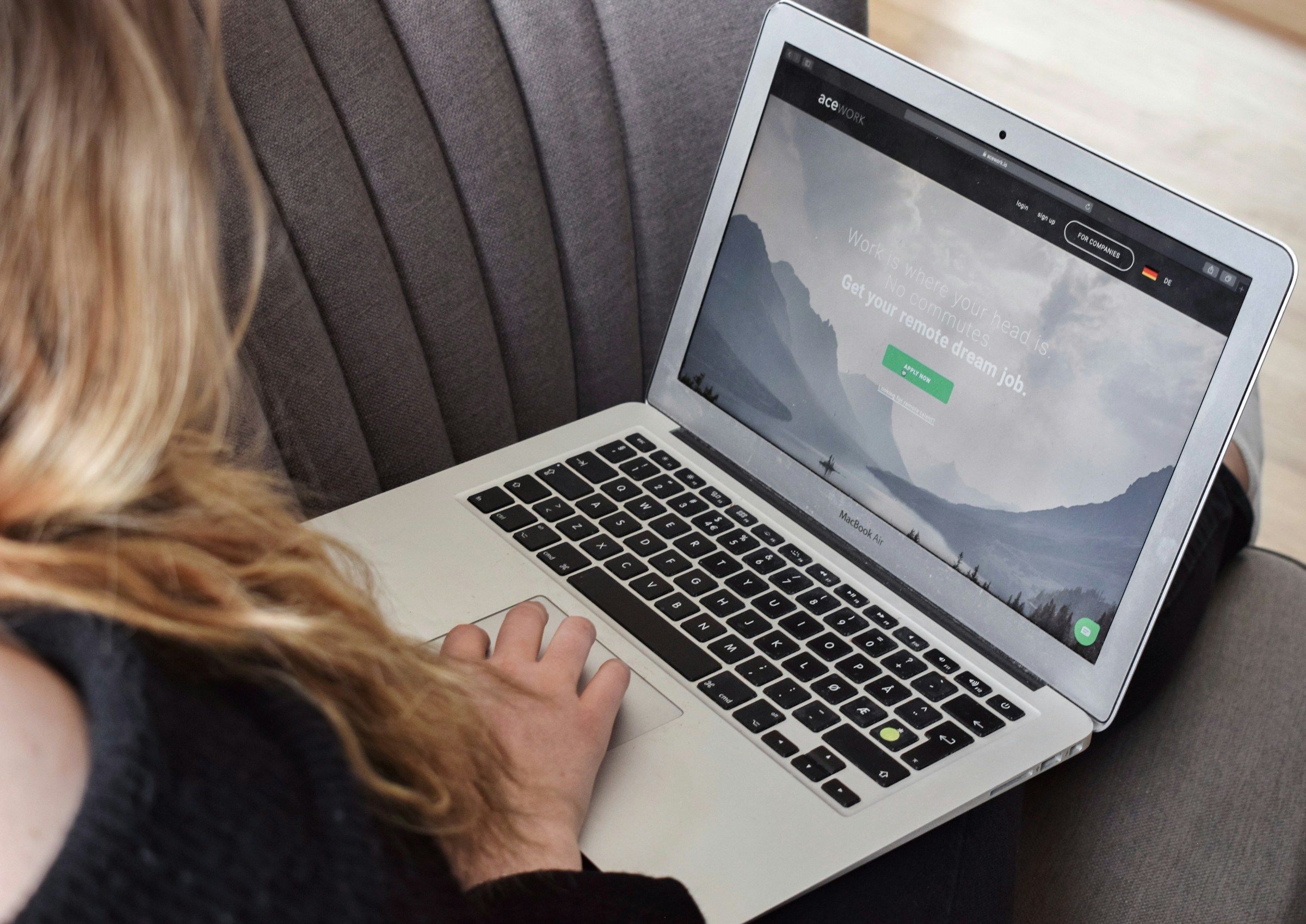 How To Onboard Remote Employees (With 17 Tips For A Successful Process)