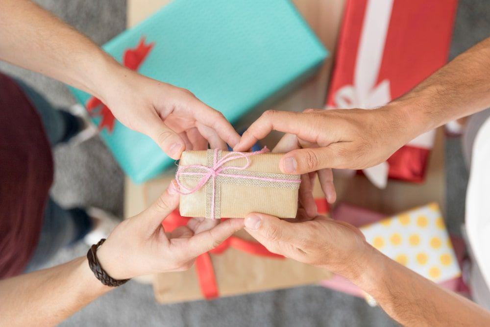 100+ Small Client Gifts That Can Level Up Your Relationship